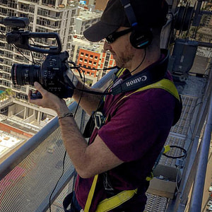 tommy-on-swingstage-cropped